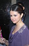 Selena Gomez-6229h5v4zt.jpg